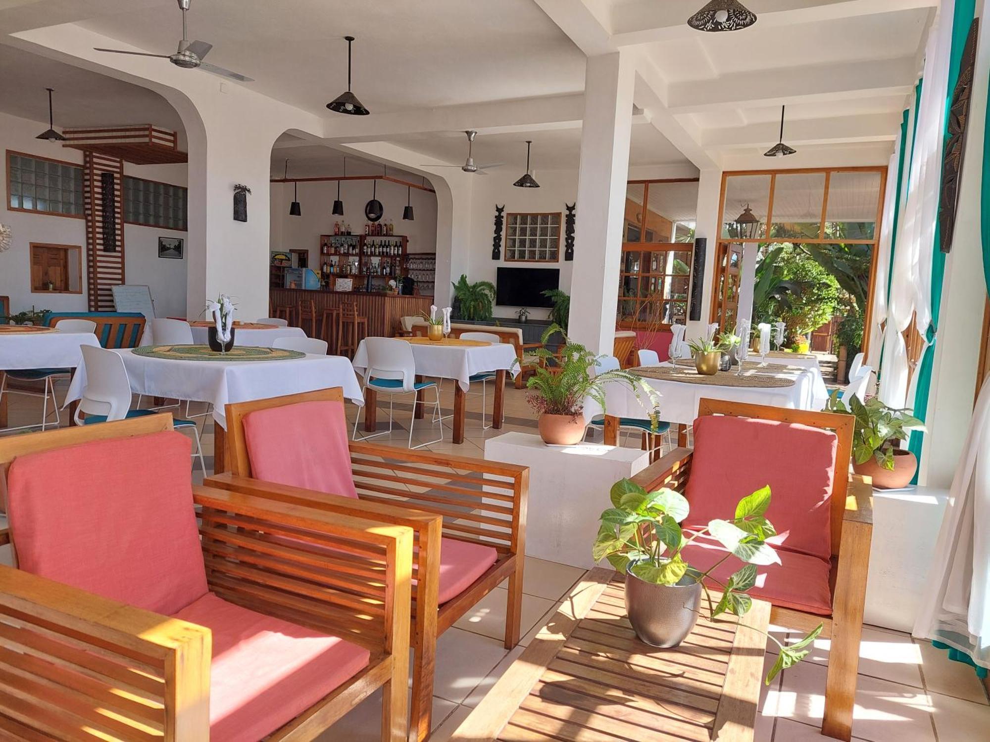 Island Continent Hotel Ivato  Exterior foto
